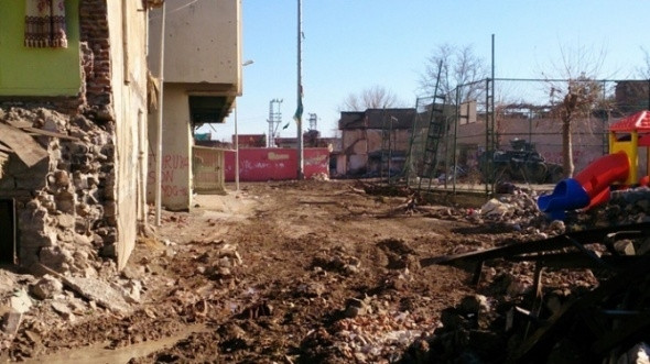 Teröristler Sur’u yok ediyor