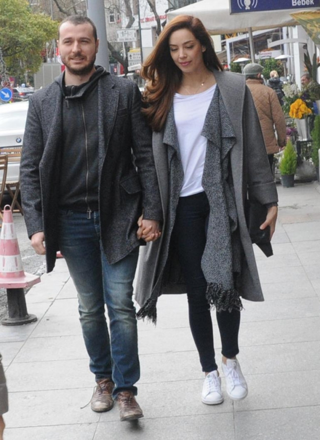 Azra Akın sevgilisiyle el ele
