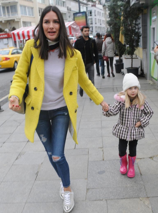 Yasemin Özilhan kızlarıyla parkta eğlendi
