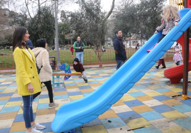 Yasemin Özilhan kızlarıyla parkta eğlendi