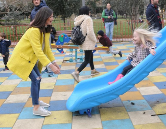 Yasemin Özilhan kızlarıyla parkta eğlendi