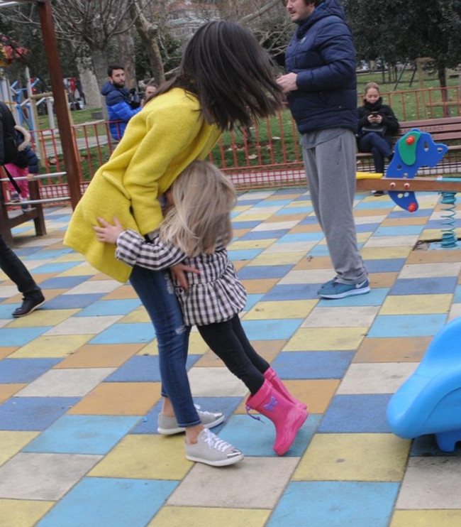 Yasemin Özilhan kızlarıyla parkta eğlendi