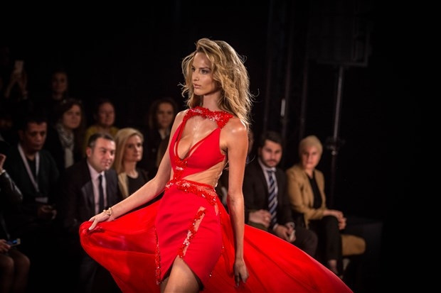 Victoria’s Secret meleği podyumu salladı !