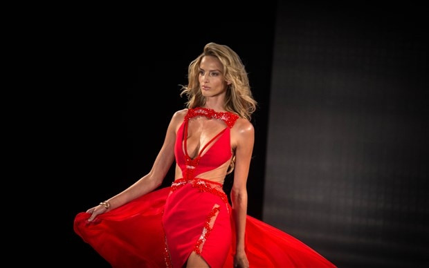 Victoria’s Secret meleği podyumu salladı !