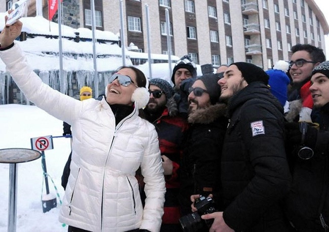 Demet Akalın'dan hayranına büyük jest