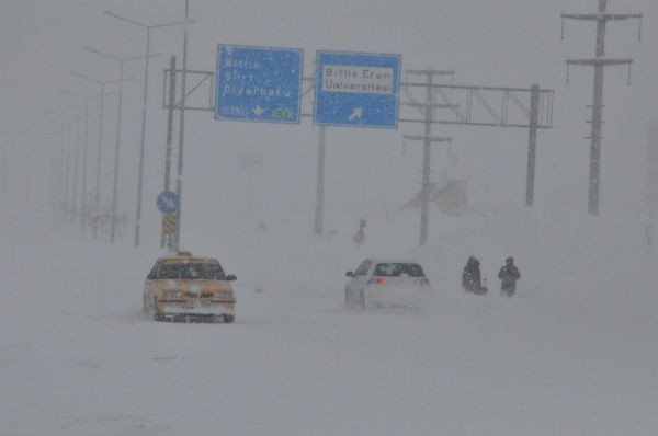 Bitlis'te evler kara gömüldü