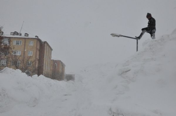 Bitlis'te evler kara gömüldü