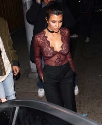 Kourtney Kardashian'dan derin dekolte