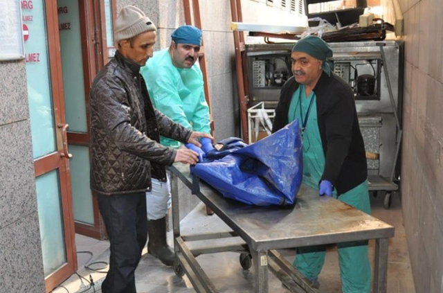 Hiç görmediği 9 aylık oğlunun cenazesini aldı