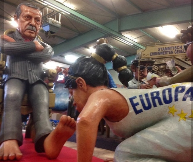 Alman karnavalından Erdoğan karikatürü