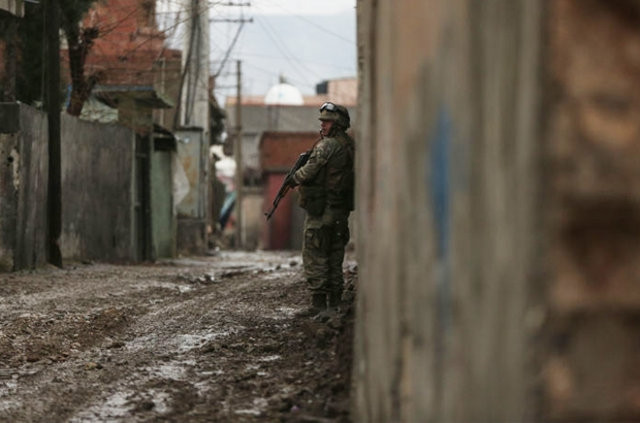 Güvenlik güçleri Cizre'de devriye geziyor