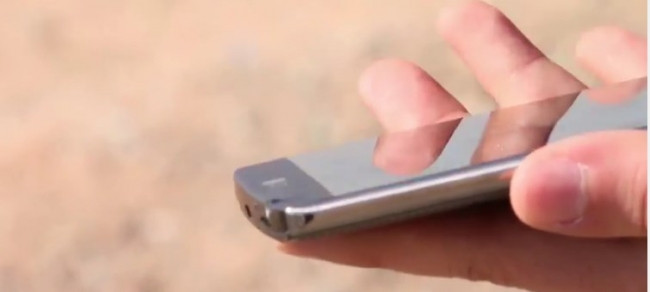 Akıllı telefonun üzerinden Tank geçirdiler