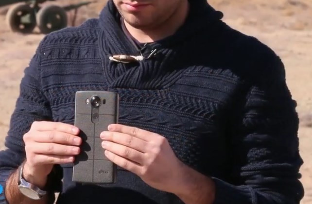 Akıllı telefonun üzerinden Tank geçirdiler