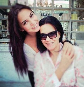 Hangisi anne, hangisi kardeş?