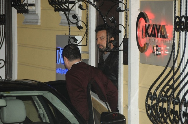 Müstakbel gelin Tarkan'ın yanına yerleşti