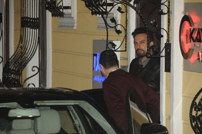 Müstakbel gelin Tarkan'ın yanına yerleşti