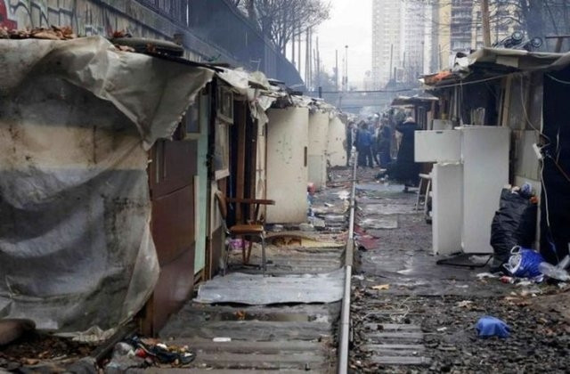 Hurda ve tahtadan köy inşa ettiler