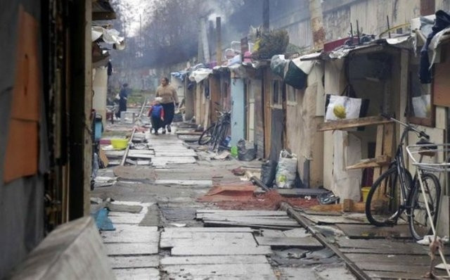Hurda ve tahtadan köy inşa ettiler