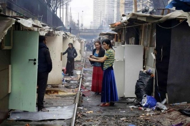 Hurda ve tahtadan köy inşa ettiler