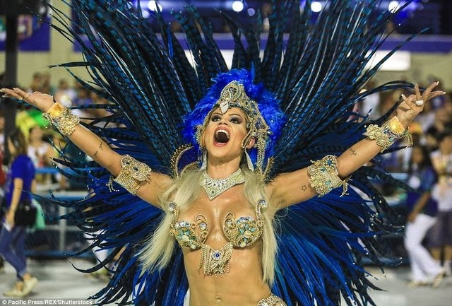 Rio karnavalına örtünerek geldi