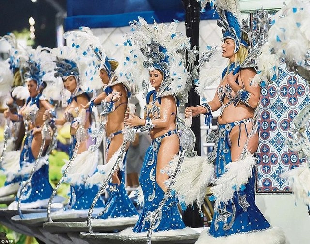 Rio karnavalına örtünerek geldi
