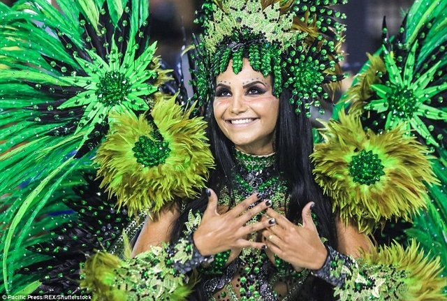Rio karnavalına örtünerek geldi