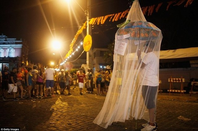 Rio karnavalına örtünerek geldi