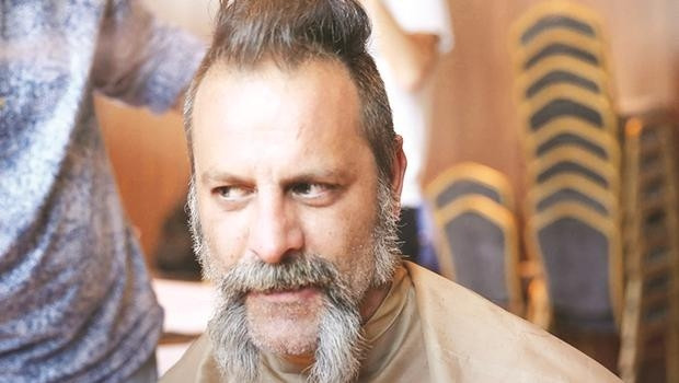 Yeni filmi için saçlarını kazıttı
