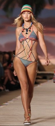Gigi Hadid Vogue'ye kapak oldu