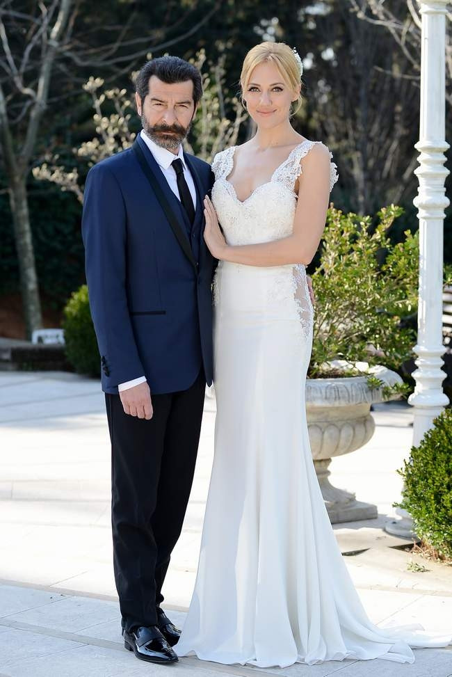 Meryem Uzerli ilk kez gelinlik giydi!