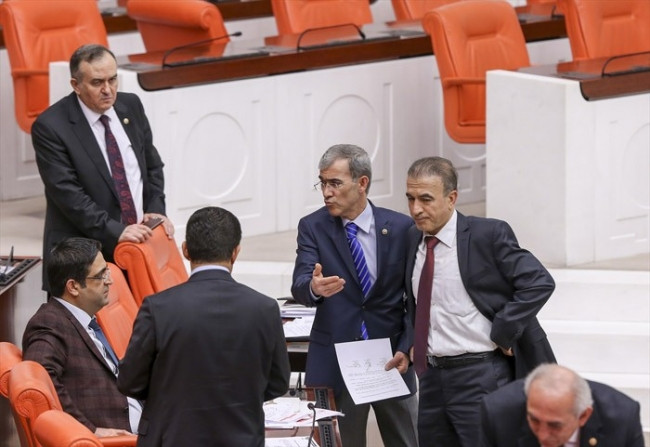 Oktay Vural'ın İdris Baluken'e bakışları..