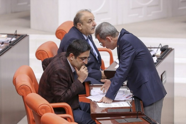Oktay Vural'ın İdris Baluken'e bakışları..