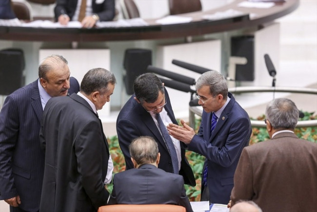 Oktay Vural'ın İdris Baluken'e bakışları..