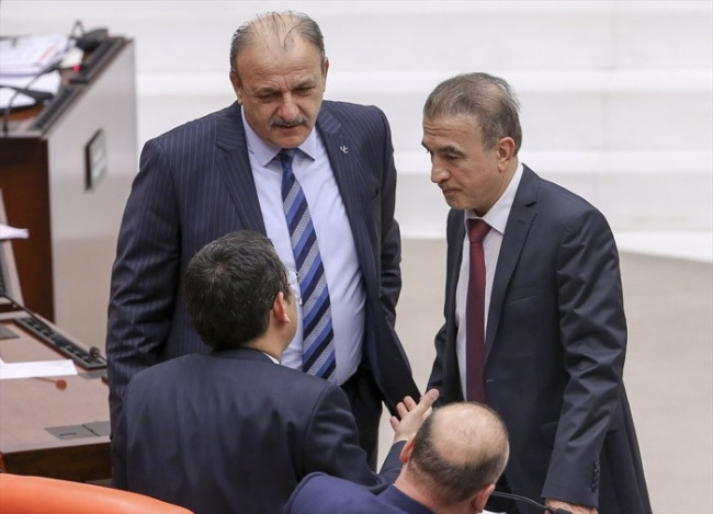 Oktay Vural'ın İdris Baluken'e bakışları..
