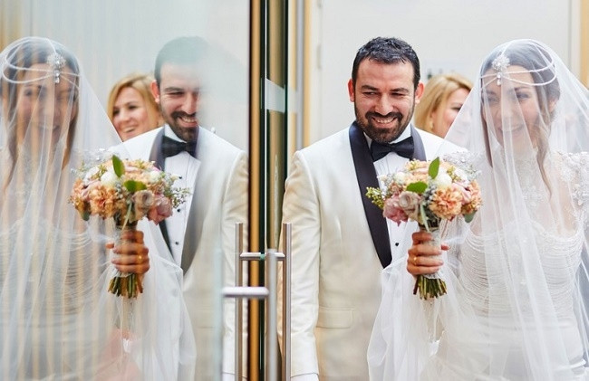 Burcu Kara ve Fırat Parlak Belçika’da evlendi