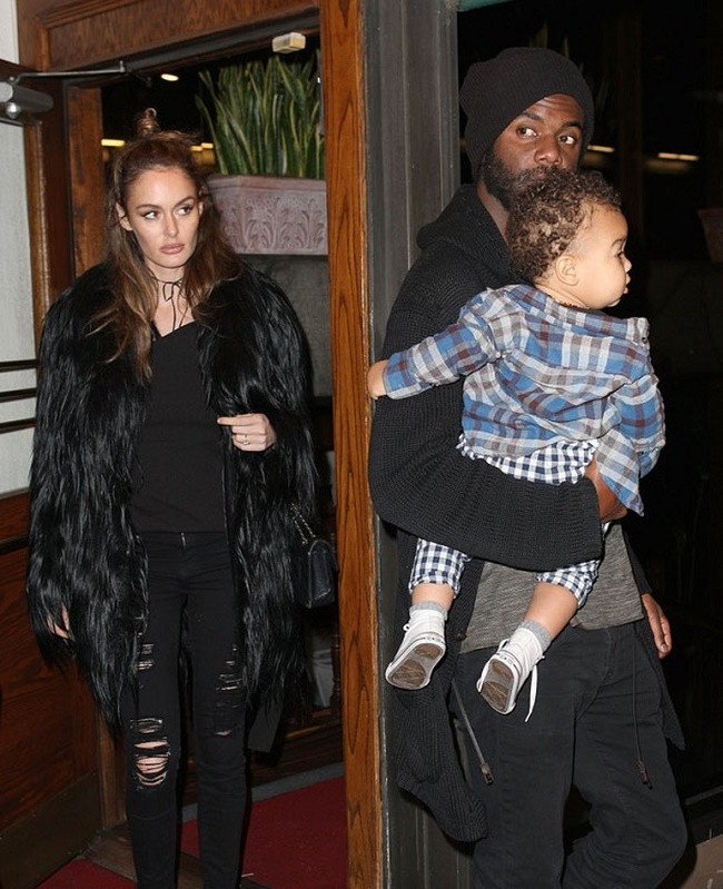 Nicole Trunfio gazetecilerden koşarak uzaklaştı