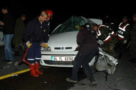 TIR otomobile çarptı