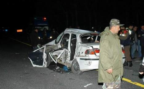 TIR otomobile çarptı