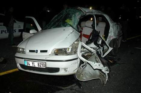 TIR otomobile çarptı