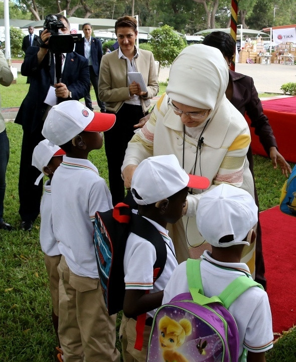 Emine Erdoğan Gana'da işitme engelli çocukları ziyaret etti