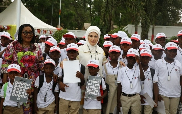 Emine Erdoğan Gana'da işitme engelli çocukları ziyaret etti