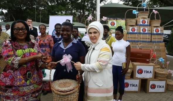 Emine Erdoğan Gana'da işitme engelli çocukları ziyaret etti