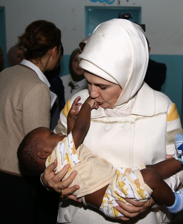 Emine Erdoğan Gana'da işitme engelli çocukları ziyaret etti
