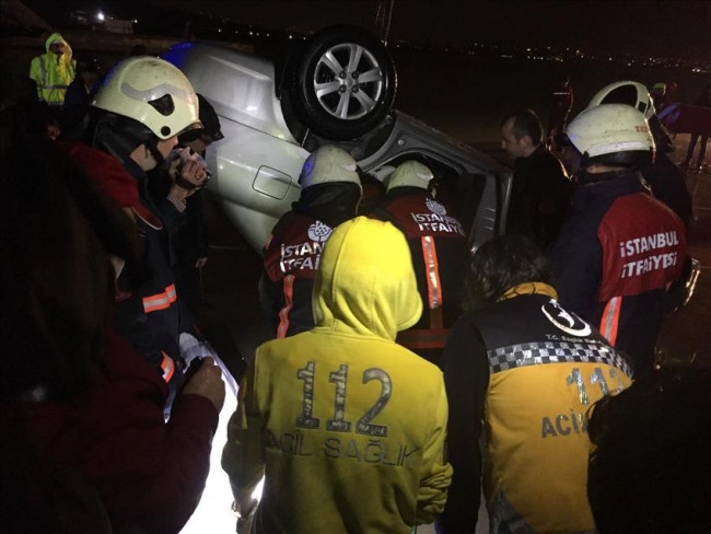 Tuzla'da araç denize uçtu