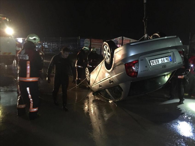 Tuzla'da araç denize uçtu