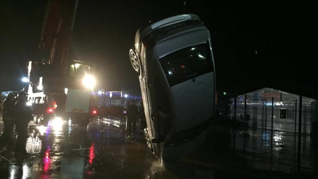 Tuzla'da araç denize uçtu