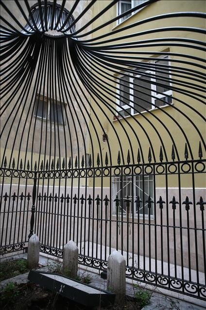 Türbe apartmanların boşluğunda kaldı