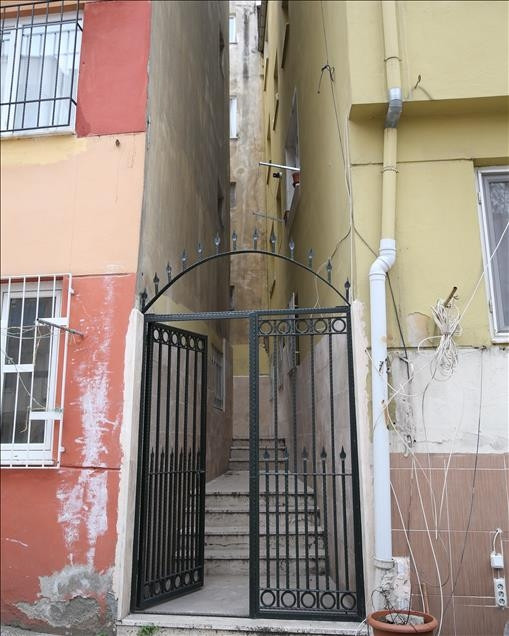 Türbe apartmanların boşluğunda kaldı