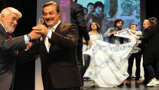 Kadir İnanır katıldığı ödül töreninde olay