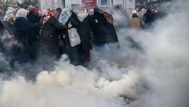 Zaman gazetesi önünde ortalık karıştı !